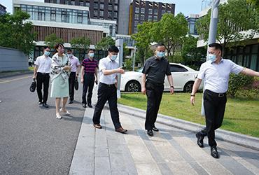 烈日炎炎，領(lǐng)導(dǎo)送信心|閔行區(qū)委委員、區(qū)人民檢察院黨組書記、檢察長胡春健帶隊赴寶開智能開展大走訪、大排查